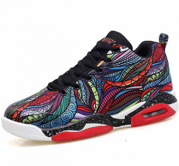 Sepatu sneakers dengan motif floral